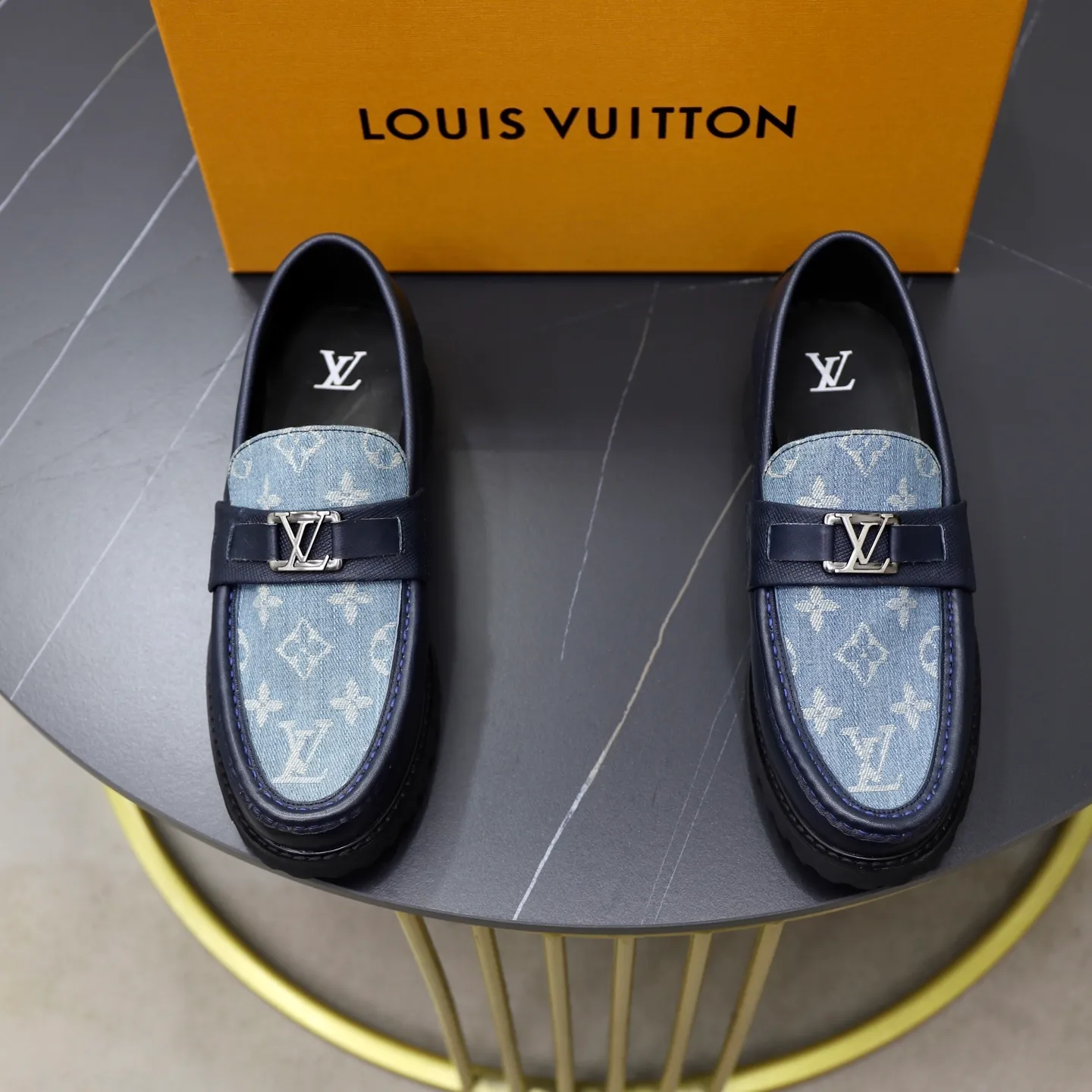 Ex-factory price: 600💰Louis Vuitton LV men's classic Oxford shoes, men's business formal boutique leather shoes, classic style, almond kernel exquisite toe, ultimate art, the whole shoe is made of imported cow leather (open edge beads), carefully selected, fine pores, excellent gloss, soft texture, strong toughness, durable and not easy to deform, apricot fetal cowhide leather lining, soft and comfortable, sweat-absorbent and breathable. Foam outsole, original box and dust bag packaging! Size: 38–44 (45/46 customized)
